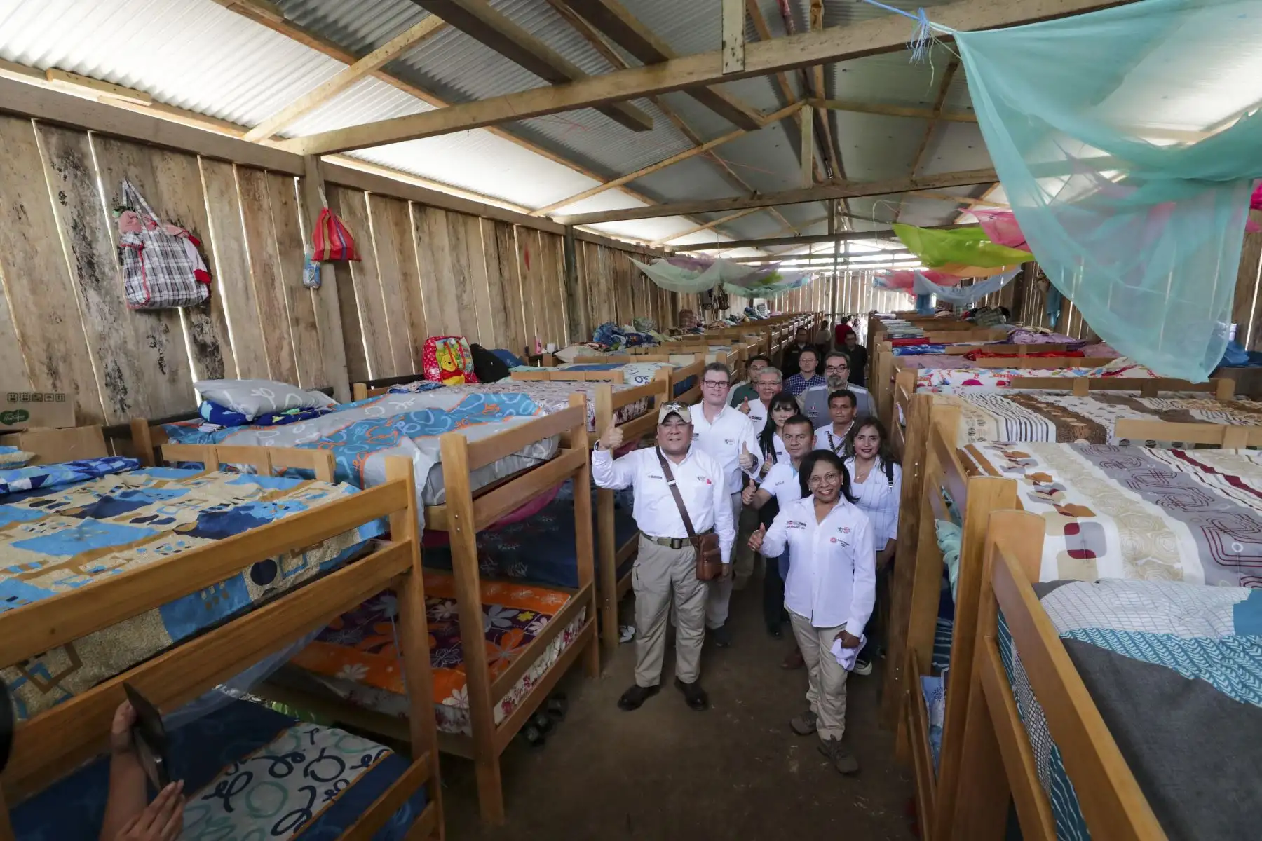 El presidente del Consejo de Ministros, Gustavo Adrianzén, acompañado de miembros de su Gabinete Ministerial, participó en la entrega de equipamiento y bienes a la residencia estudiantil "Weepiu Yuu Kuyu", ubicada en Santa Marñia de Nieva, en la región Amazonas. Foto: ANDINA/PCM