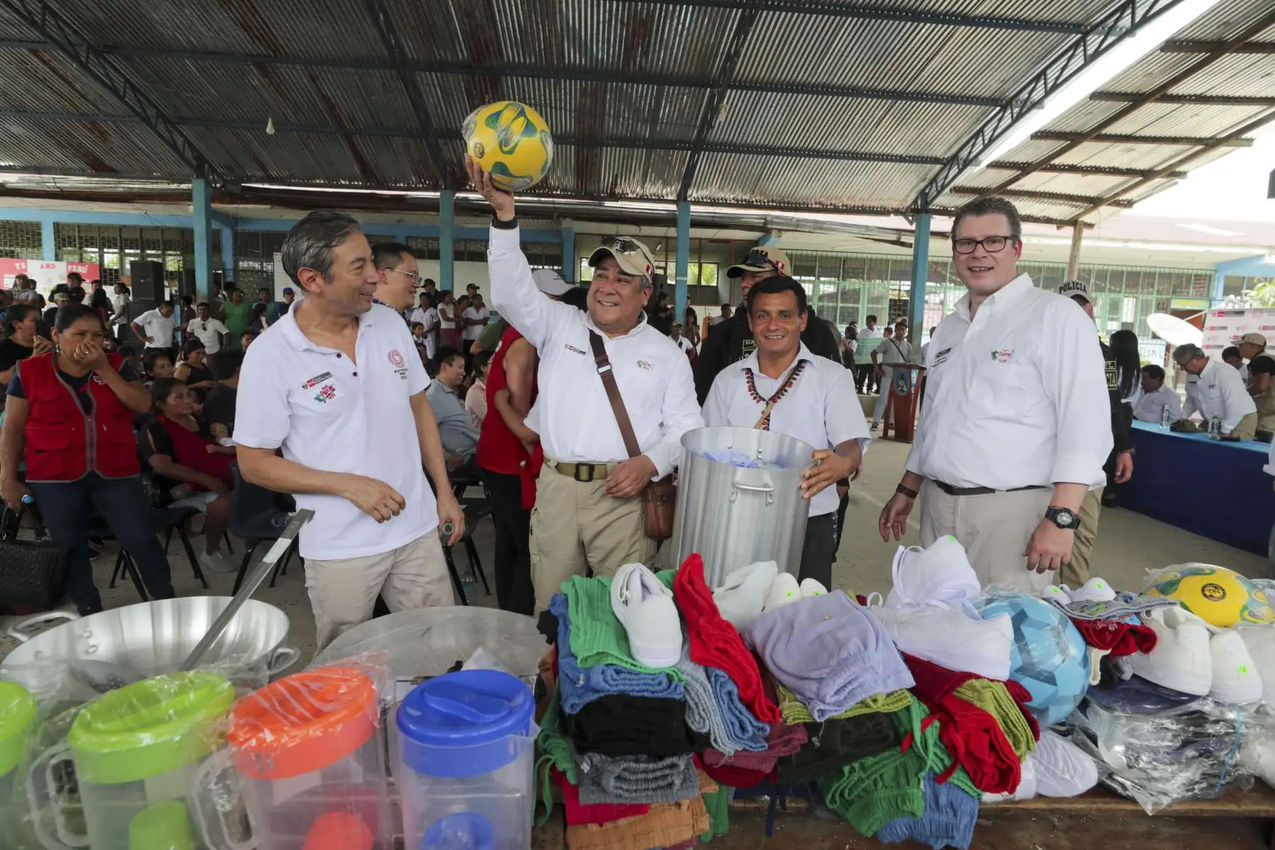 El presidente del Consejo de Ministros, Gustavo Adrianzén, acompañado de miembros de su Gabinete Ministerial, participó en la entrega de equipamiento y bienes a la residencia estudiantil "Weepiu Yuu Kuyu", ubicada en Santa Marñia de Nieva, en la región Amazonas. Foto: ANDINA/PCM