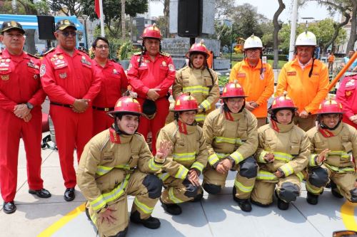 Se hizo entrega de una camioneta de rescate, así como equipos y herramientas, valorizados en más de 1 millón de soles. Foto: ANDINA/Difusión