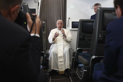 El Papa Francisco ofrece una conferencia de prensa a bordo del avión papal en su vuelo de regreso después de su viaje de 12 días por el sudeste asiático y Oceanía, el 13 de septiembre de 2024. Foto: AFP