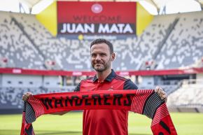 El español Juan Mata con una bufanda del Western Sydney Wanderers después de una conferencia de prensa en el estadio CommBank de Sydney el 14 de septiembre de 2024. El ex internacional español firmó un acuerdo para jugar en Australia con el club de fútbol de la A-League Western Sydney Wanderers. Foto: AFP 