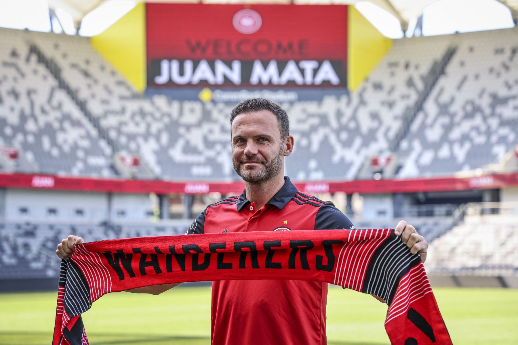 El español Juan Mata con una bufanda del Western Sydney Wanderers después de una conferencia de prensa en el estadio CommBank de Sydney el 14 de septiembre de 2024. El ex internacional español firmó un acuerdo para jugar en Australia con el club de fútbol de la A-League Western Sydney Wanderers. Foto: AFP