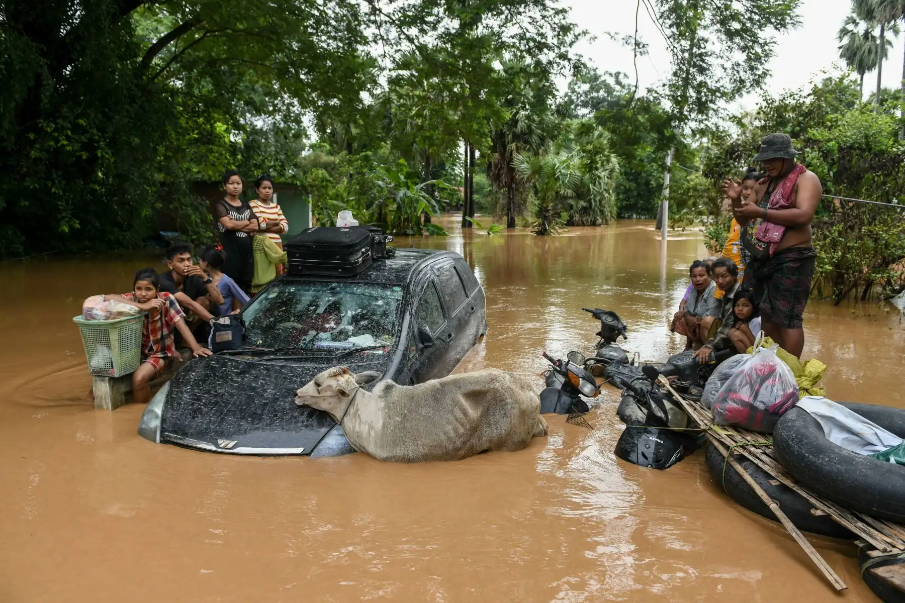 Los residentes afectados por las inundaciones esperan la llegada de un barco de rescate a Taungoo, en la región de Bago, en Myanmar, el 14 de septiembre de 2024, tras las fuertes lluvias que siguieron al paso del tifón Yagi. El tifón Yagi provocó un diluvio colosal que inundó una franja del norte de Vietnam.
Foto: ANDINA/AFP