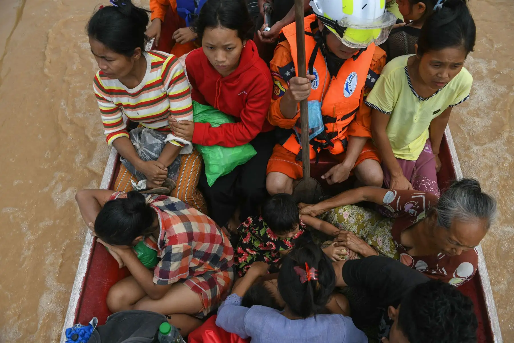Los residentes afectados por las inundaciones son transportados en un barco de rescate en Taungoo, región de Bago, Myanmar, el 14 de septiembre de 2024, tras las fuertes lluvias provocadas por el tifón Yagi. El tifón Yagi provocó un diluvio colosal que inundó una franja del norte de Vietnam. Foto: ANDINA/AFP
