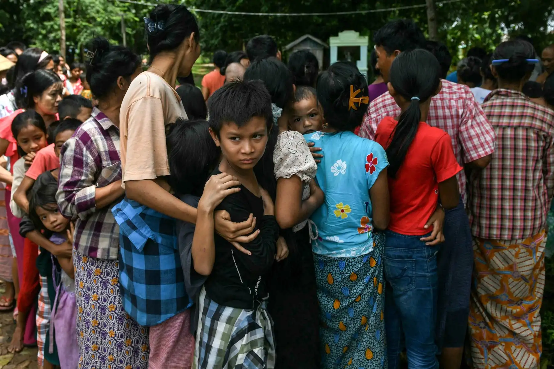 Los residentes afectados por las inundaciones hacen fila para recibir alimentos en un campamento temporal instalado en un monasterio en Taungoo, en la región de Bago, Myanmar, el 14 de septiembre de 2024, tras las fuertes lluvias que siguieron al paso del tifón Yagi. El tifón Yagi provocó un diluvio colosal que inundó una franja del norte de Vietnam. Foto. ANDINA/AFP