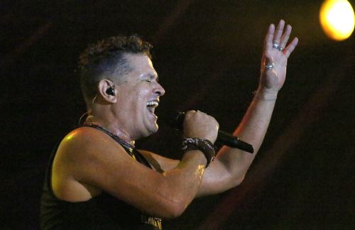 El cantante colombiano Carlos Vives participa en la décima edición del Festival de Jazz de Mompox, el pasado viernes en Mompox (Colombia). El Festival de Jazz de Mompox, en el norte de Colombia, tuvo un énfasis vallenato en la noche del viernes con un concierto de Carlos Vives, que llenó la plaza con su música y energía. Foto: EFE