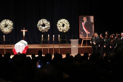 Familiares y allegados asisten a la misa de cuerpo presente que se efectúa en el funeral del expresidente Alberto Fujimori, en la sede del Ministerio de Cultura