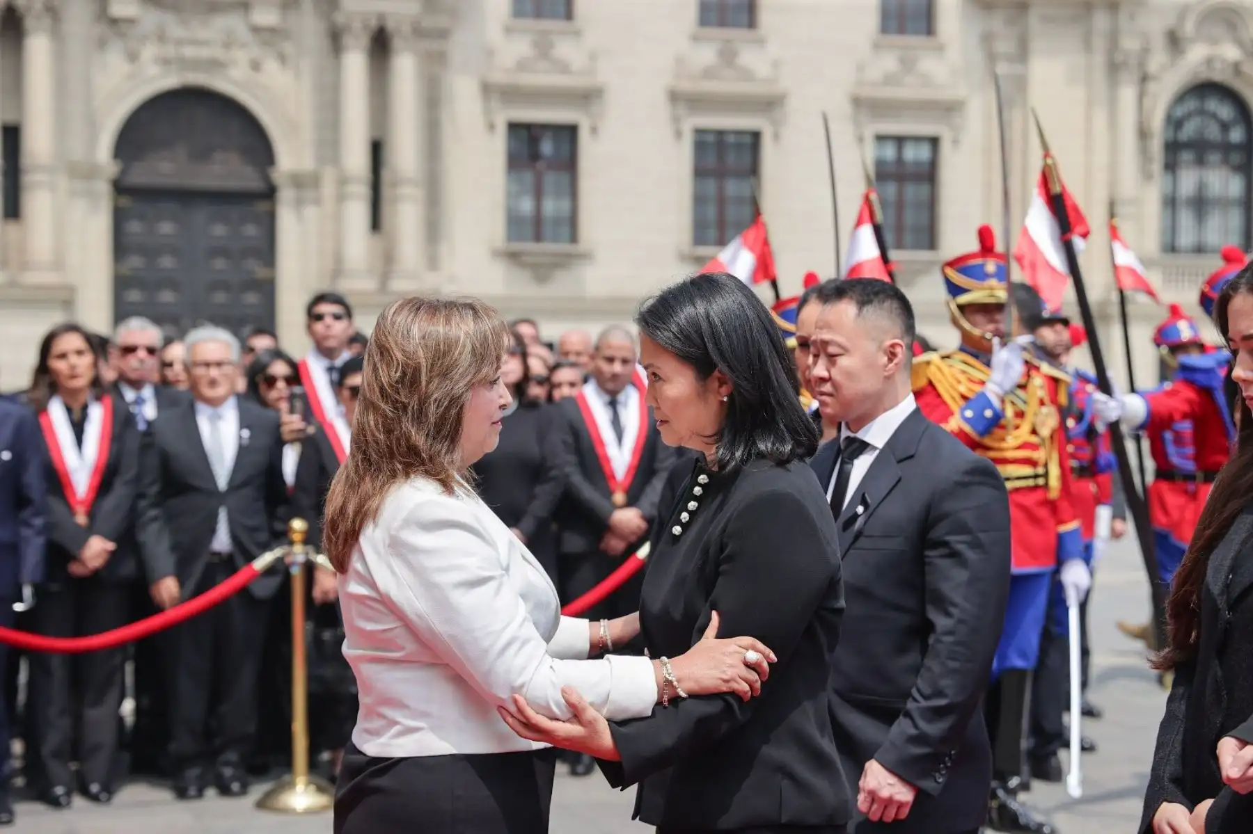 La presidenta de la república, Dina Boluarte Zegarra, recibe el cortejo fúnebre del exjefe de Estado, Alberto Fujimori Fujimori. Foto: ANDINA/Prensa Presidencia
