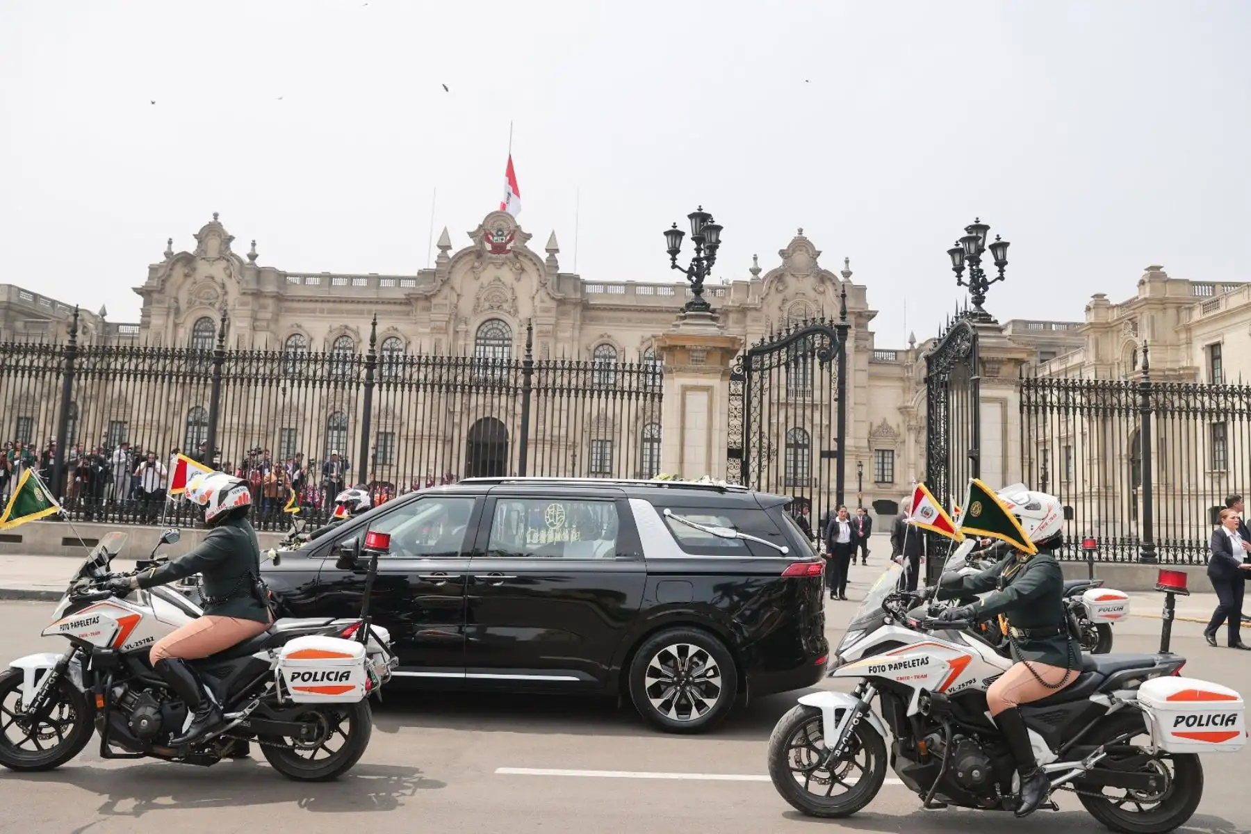 La presidenta de la república, Dina Boluarte Zegarra, recibe el cortejo fúnebre del exjefe de Estado, Alberto Fujimori Fujimori. Foto: ANDINA/Prensa Presidencia