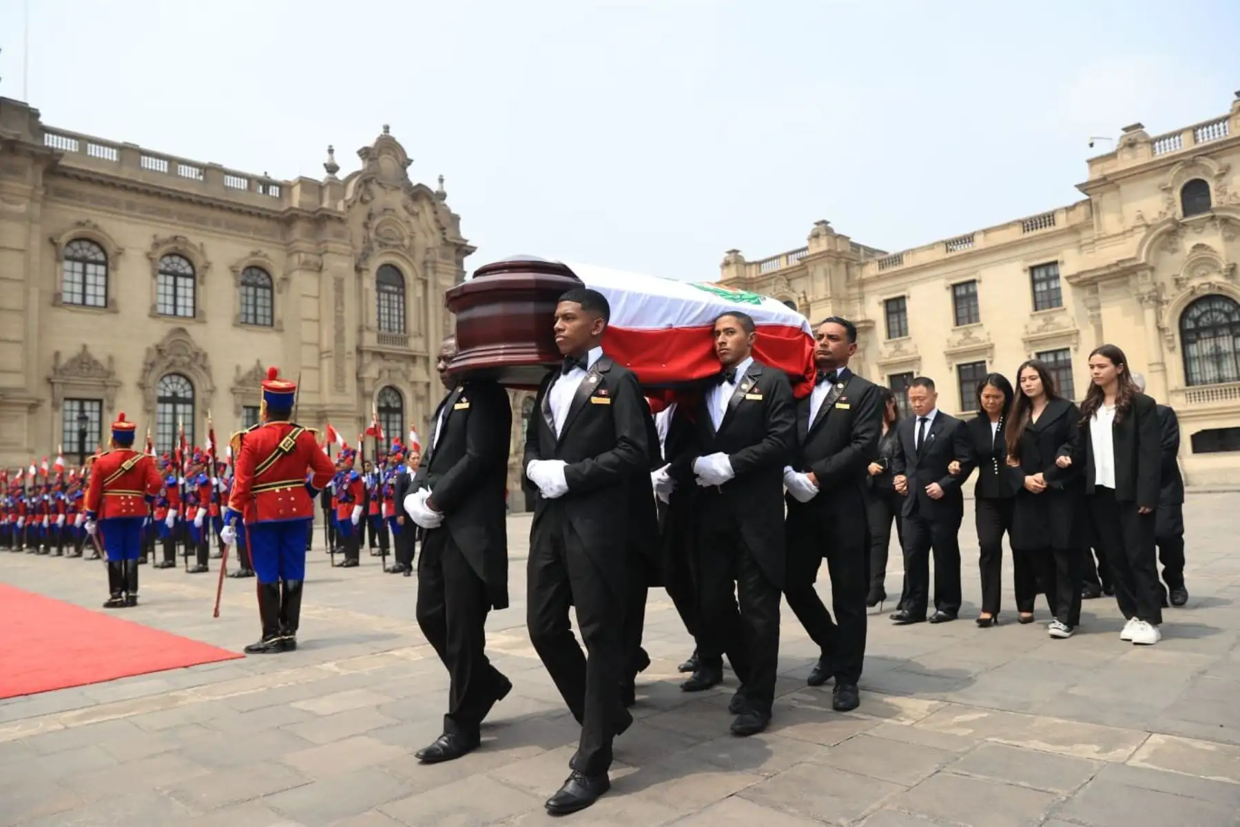 La presidenta de la república, Dina Boluarte Zegarra, recibe el cortejo fúnebre del exjefe de Estado, Alberto Fujimori Fujimori. Foto: ANDINA/Prensa Presidencia