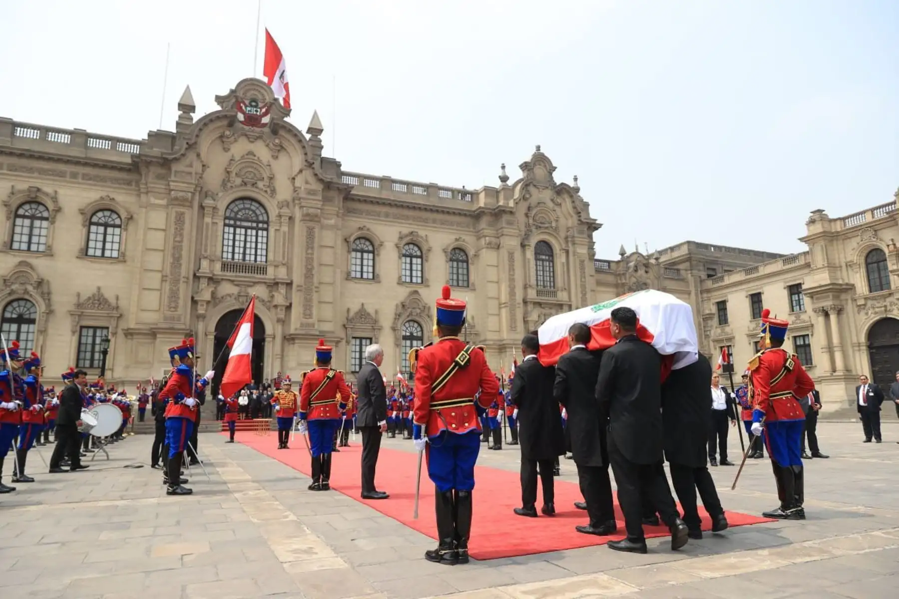La presidenta de la república, Dina Boluarte Zegarra, recibe el cortejo fúnebre del exjefe de Estado, Alberto Fujimori Fujimori. Foto: ANDINA/Prensa Presidencia