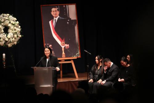 Familiares y allegados asisten a la misa de cuerpo presente que se efectúa en el funeral del expresidente Alberto Fujimori, en la sede del Ministerio de Cultura