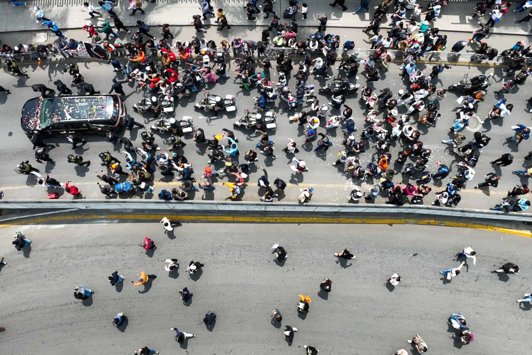 El cortejo fúnebre del expresidente Alberto Fujimori a su salida del Gran Teatro Nacional de San Borja, cuyos restos son trasladados a Palacio de Gobierno y luego al cementerio Campo Fe de Huachipa. Foto: ANDINA/Daniel Bracamonte