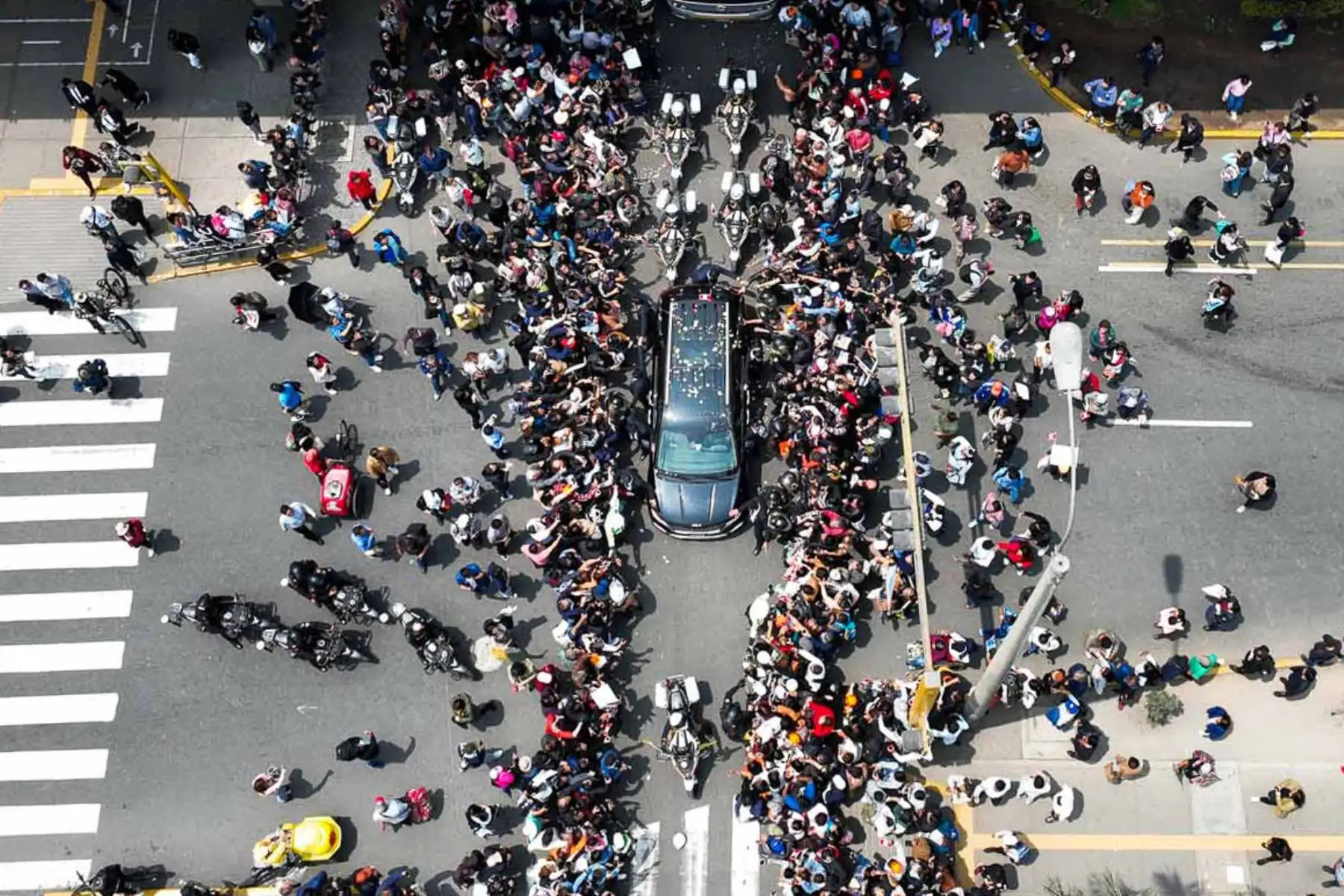 El cortejo fúnebre del expresidente Alberto Fujimori a su salida del Gran Teatro Nacional de San Borja, cuyos restos son trasladados a Palacio de Gobierno y luego al cementerio Campo Fe de Huachipa. Foto: ANDINA/Daniel Bracamonte