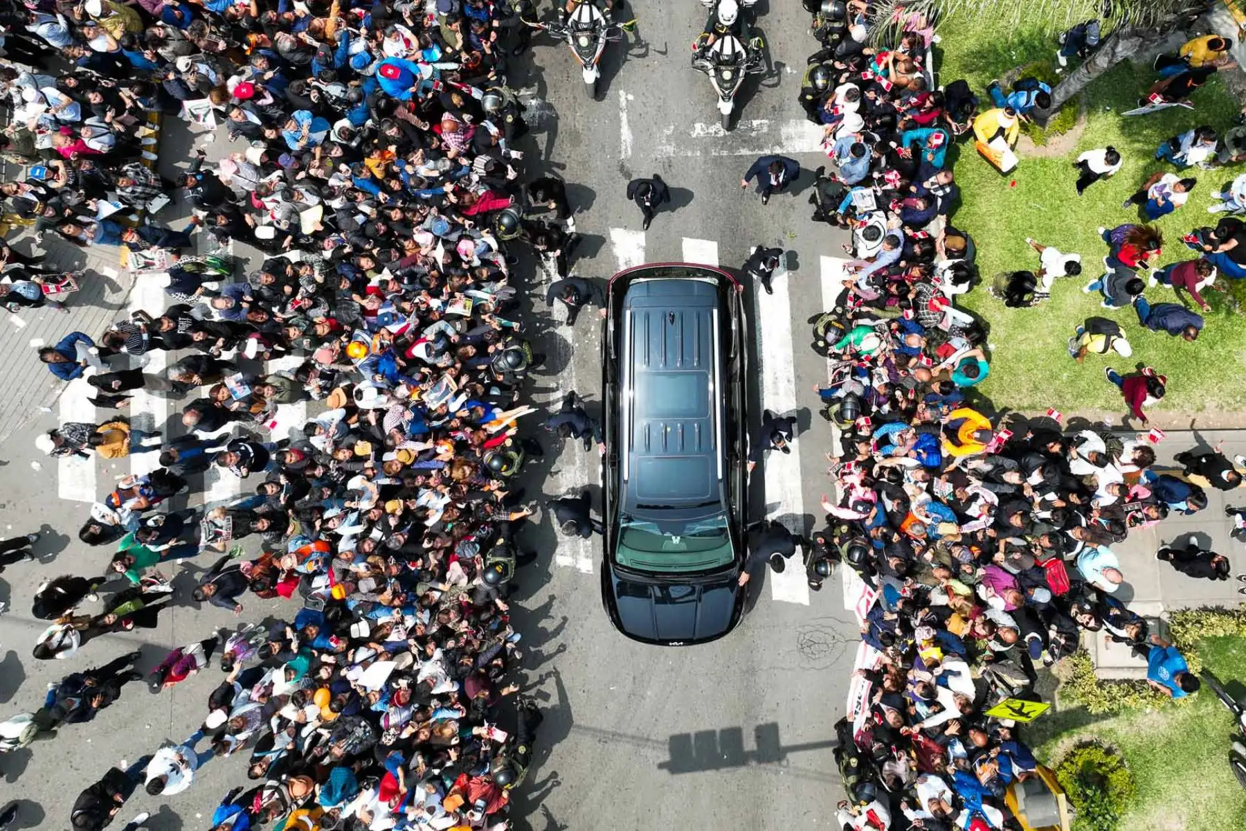 El cortejo fúnebre del expresidente Alberto Fujimori a su salida del Gran Teatro Nacional de San Borja, cuyos restos son trasladados a Palacio de Gobierno y luego al cementerio Campo Fe de Huachipa. Foto: ANDINA/Daniel Bracamonte