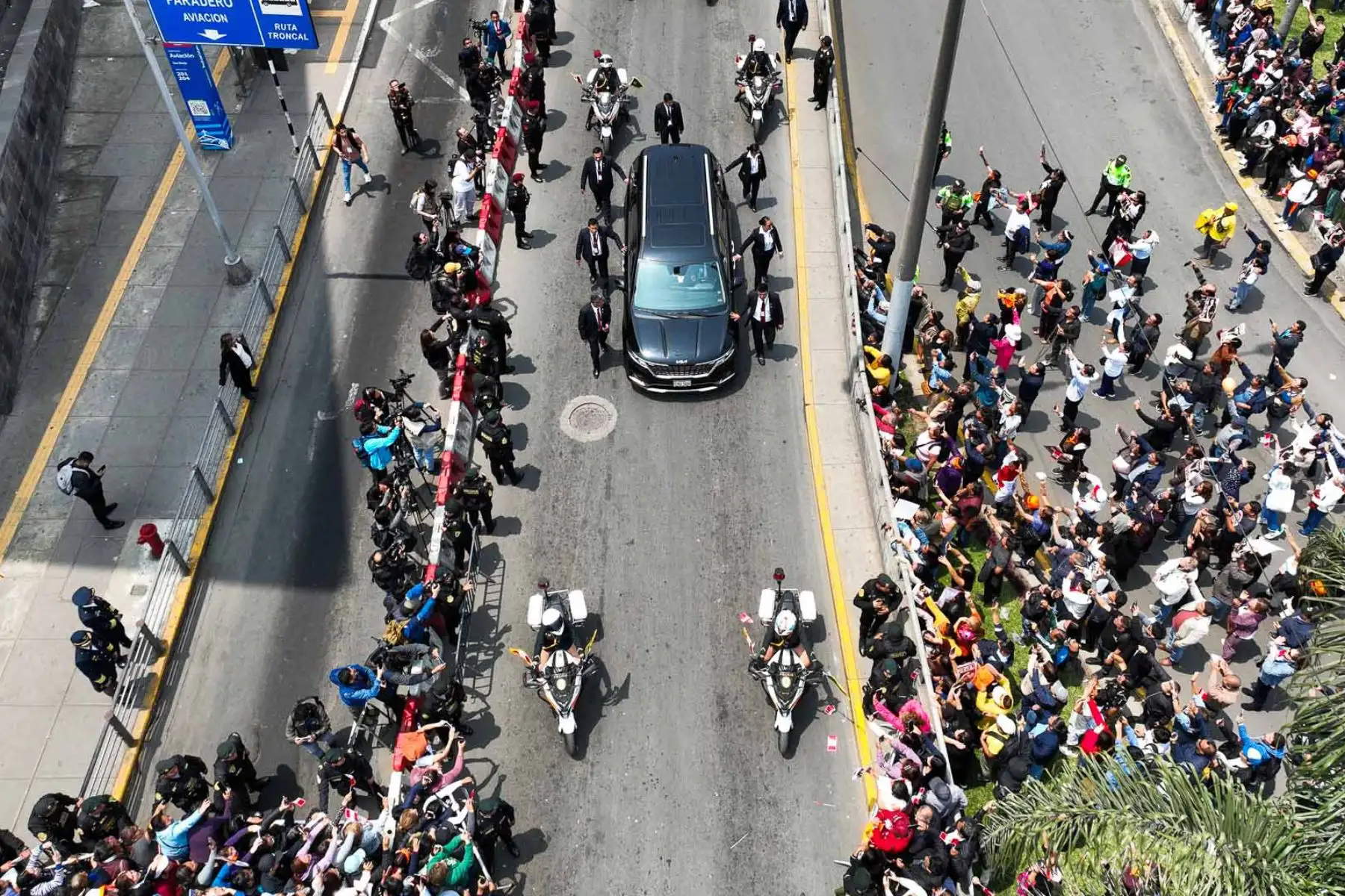 El cortejo fúnebre del expresidente Alberto Fujimori a su salida del Gran Teatro Nacional de San Borja, cuyos restos son trasladados a Palacio de Gobierno y luego al cementerio Campo Fe de Huachipa. Foto: ANDINA/Daniel Bracamonte
