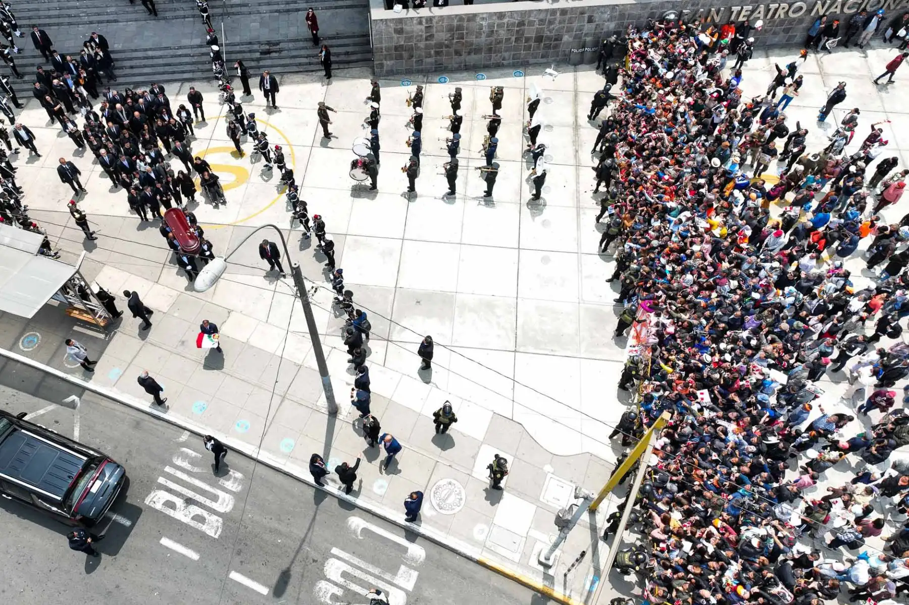 El cortejo fúnebre del expresidente Alberto Fujimori a su salida del Gran Teatro Nacional de San Borja, cuyos restos son trasladados a Palacio de Gobierno y luego al cementerio Campo Fe de Huachipa. Foto: ANDINA/Daniel Bracamonte