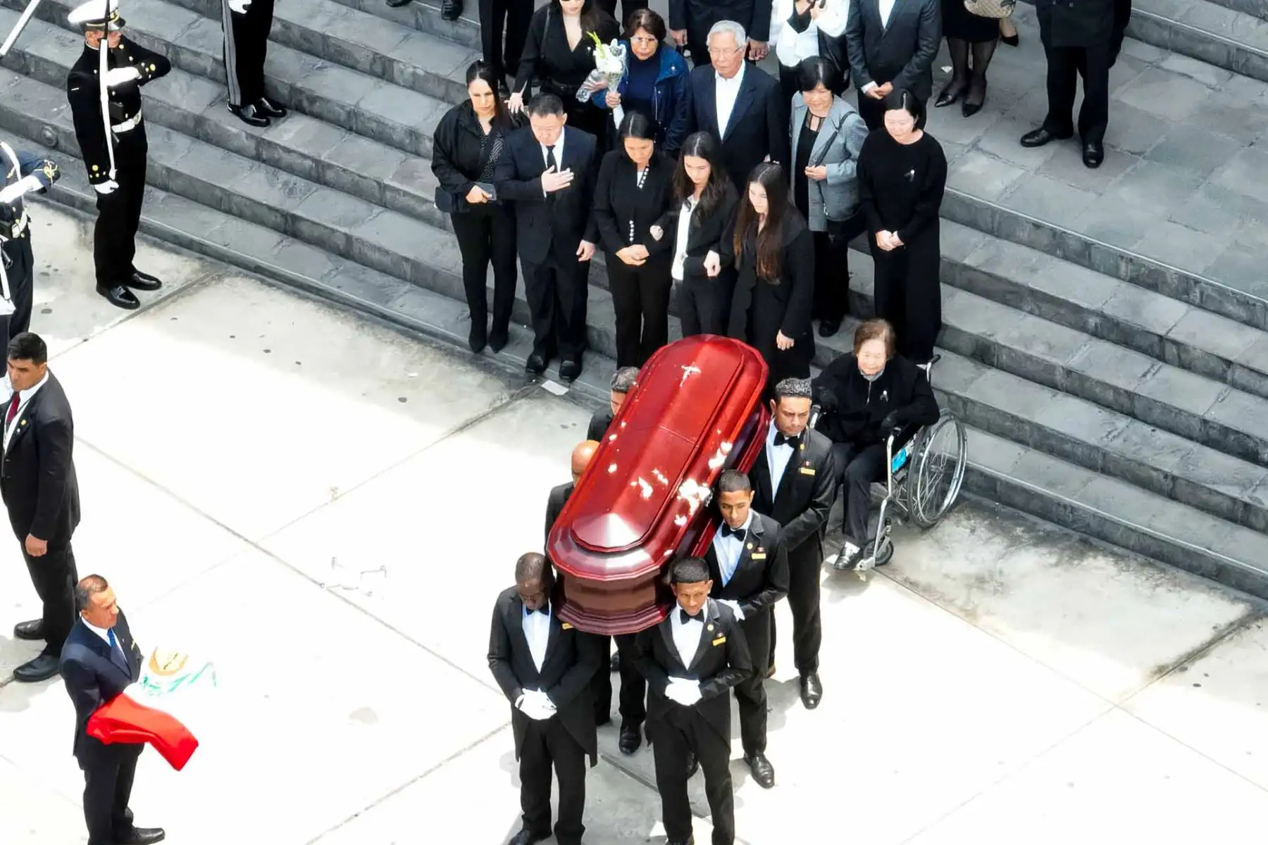 El cortejo fúnebre del expresidente Alberto Fujimori a su salida del Gran Teatro Nacional de San Borja, cuyos restos son trasladados a Palacio de Gobierno y luego al cementerio Campo Fe de Huachipa. Foto: ANDINA/Daniel Bracamonte