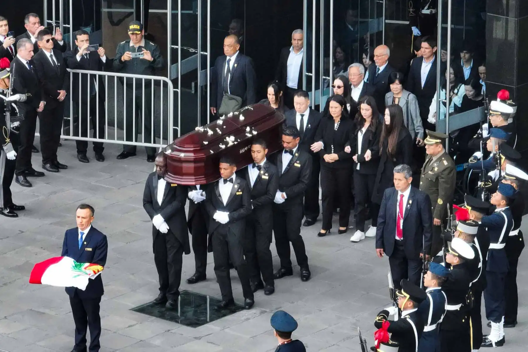 El cortejo fúnebre del expresidente Alberto Fujimori a su salida del Gran Teatro Nacional de San Borja, cuyos restos son trasladados a Palacio de Gobierno y luego al cementerio Campo Fe de Huachipa. Foto: ANDINA/Daniel Bracamonte