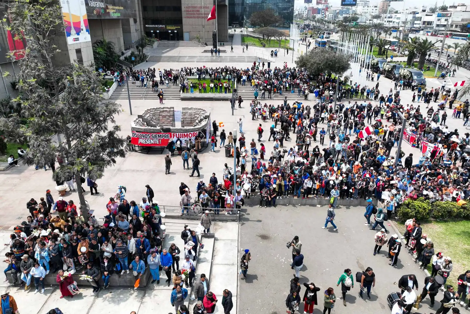 El cortejo fúnebre del expresidente Alberto Fujimori a su salida del Gran Teatro Nacional de San Borja, cuyos restos son trasladados a Palacio de Gobierno y luego al cementerio Campo Fe de Huachipa. Foto: ANDINA/Daniel Bracamonte