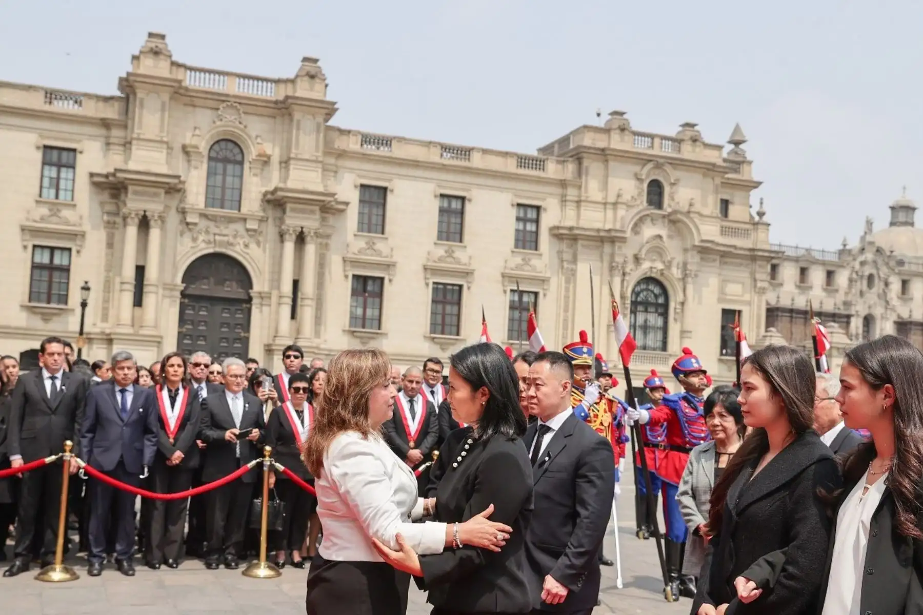 La presidenta de la república, Dina Boluarte Zegarra, recibe el cortejo fúnebre del exjefe de Estado, Alberto Fujimori Fujimori. Foto: ANDINA/Prensa Presidencia