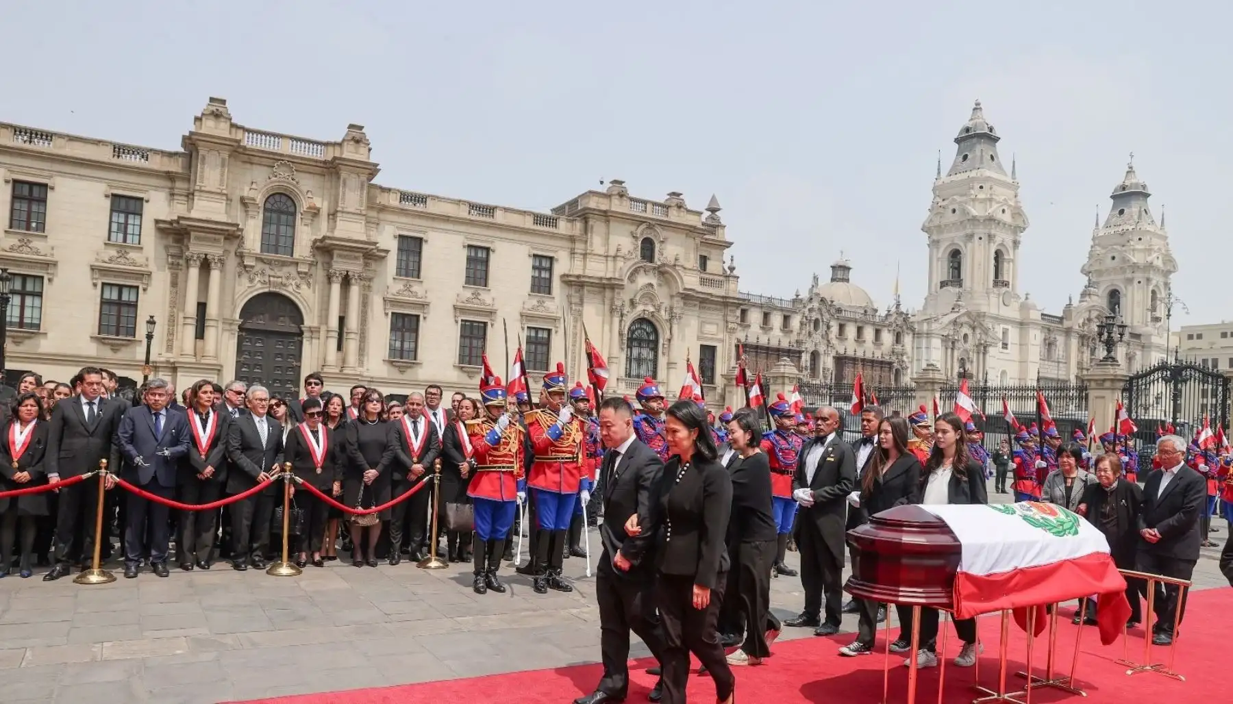 La presidenta de la república, Dina Boluarte Zegarra, recibe el cortejo fúnebre del exjefe de Estado, Alberto Fujimori Fujimori. Foto: ANDINA/Prensa Presidencia