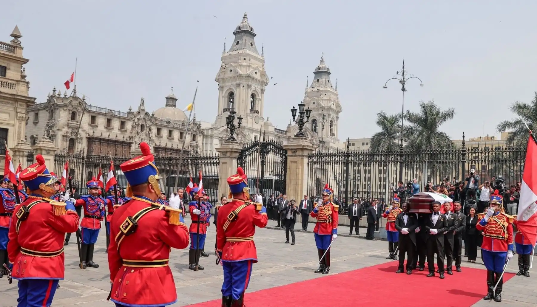 La presidenta de la república, Dina Boluarte Zegarra, recibe el cortejo fúnebre del exjefe de Estado, Alberto Fujimori Fujimori. Foto: ANDINA/Prensa Presidencia