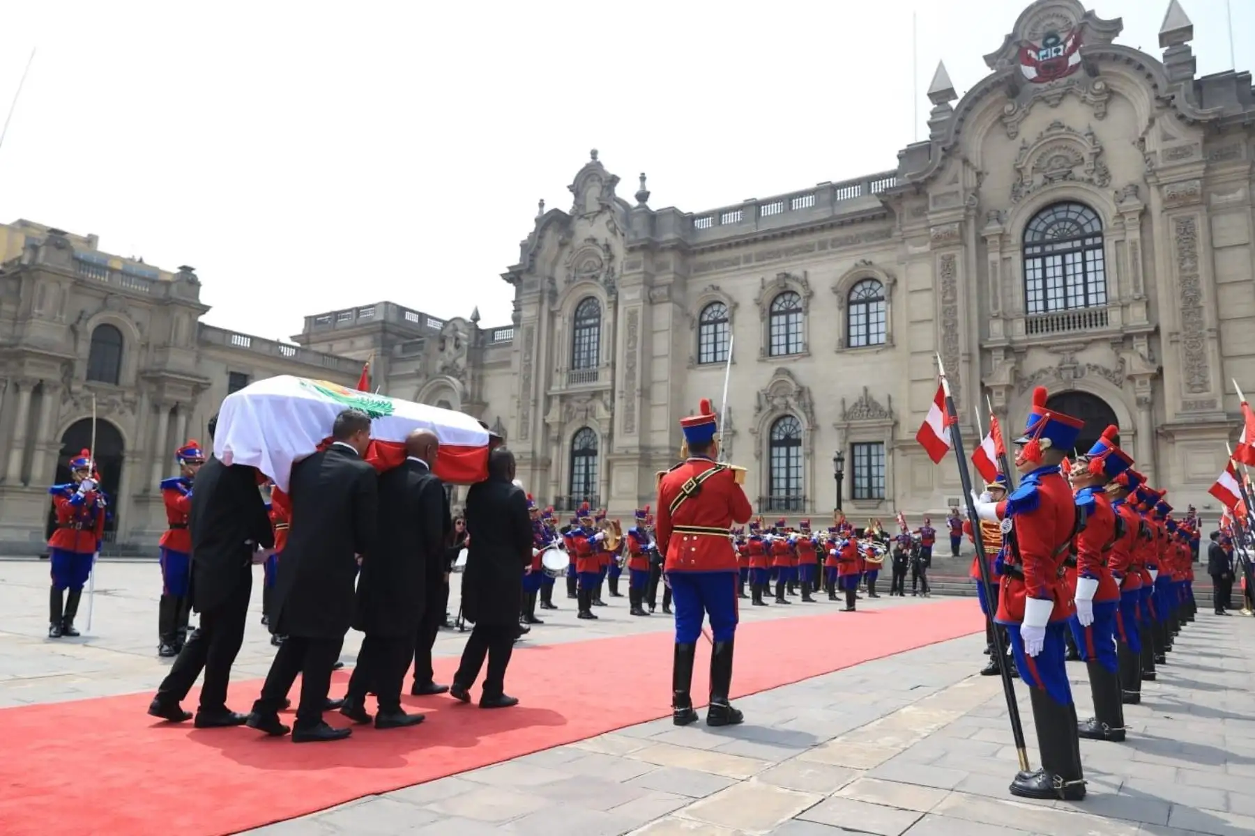 La presidenta de la república, Dina Boluarte Zegarra, recibe el cortejo fúnebre del exjefe de Estado, Alberto Fujimori Fujimori. Foto: ANDINA/Prensa Presidencia