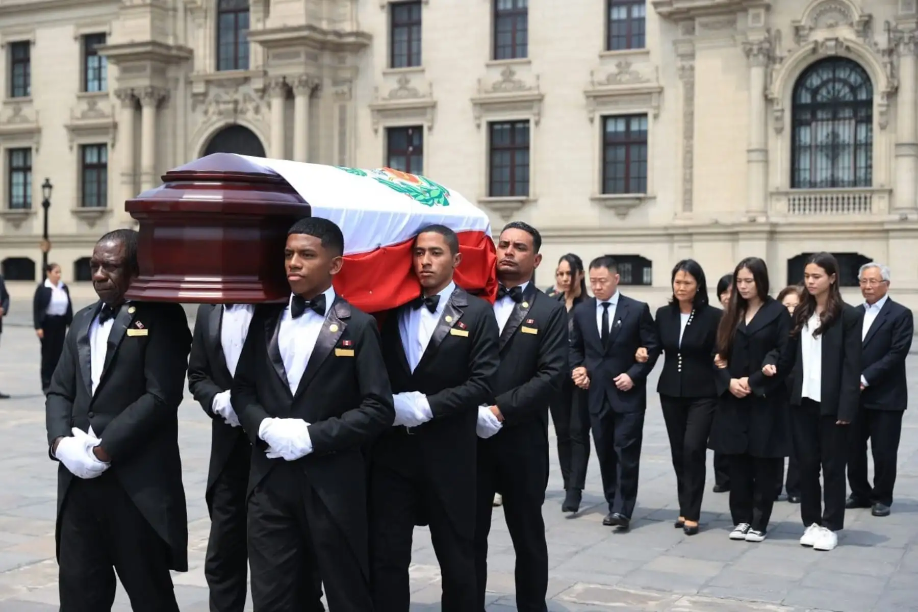 La presidenta de la república, Dina Boluarte Zegarra, recibe el cortejo fúnebre del exjefe de Estado, Alberto Fujimori Fujimori. Foto: ANDINA/Prensa Presidencia