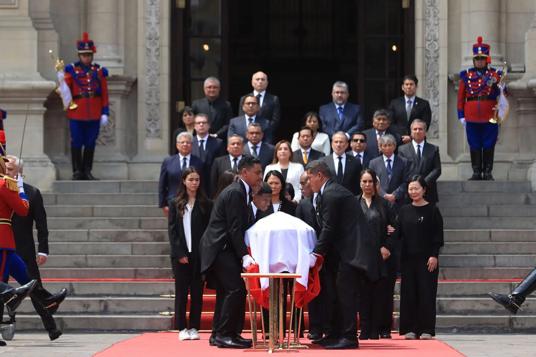 La presidenta de la república, Dina Boluarte Zegarra, recibe el cortejo fúnebre del exjefe de Estado, Alberto Fujimori Fujimori. Foto: ANDINA/Prensa Presidencia
