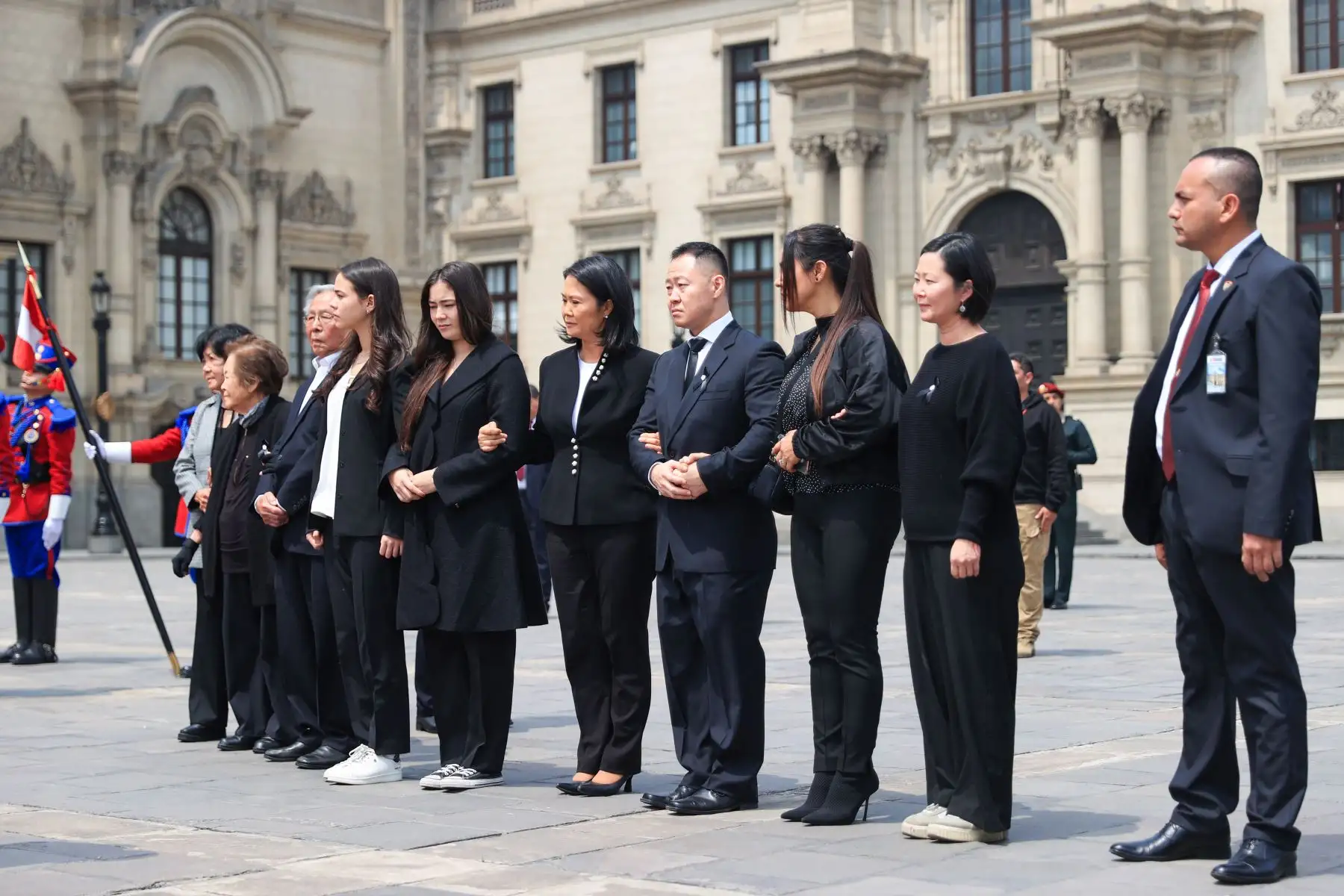 La presidenta de la república, Dina Boluarte Zegarra, recibe el cortejo fúnebre del exjefe de Estado, Alberto Fujimori Fujimori. Foto: ANDINA/Prensa Presidencia