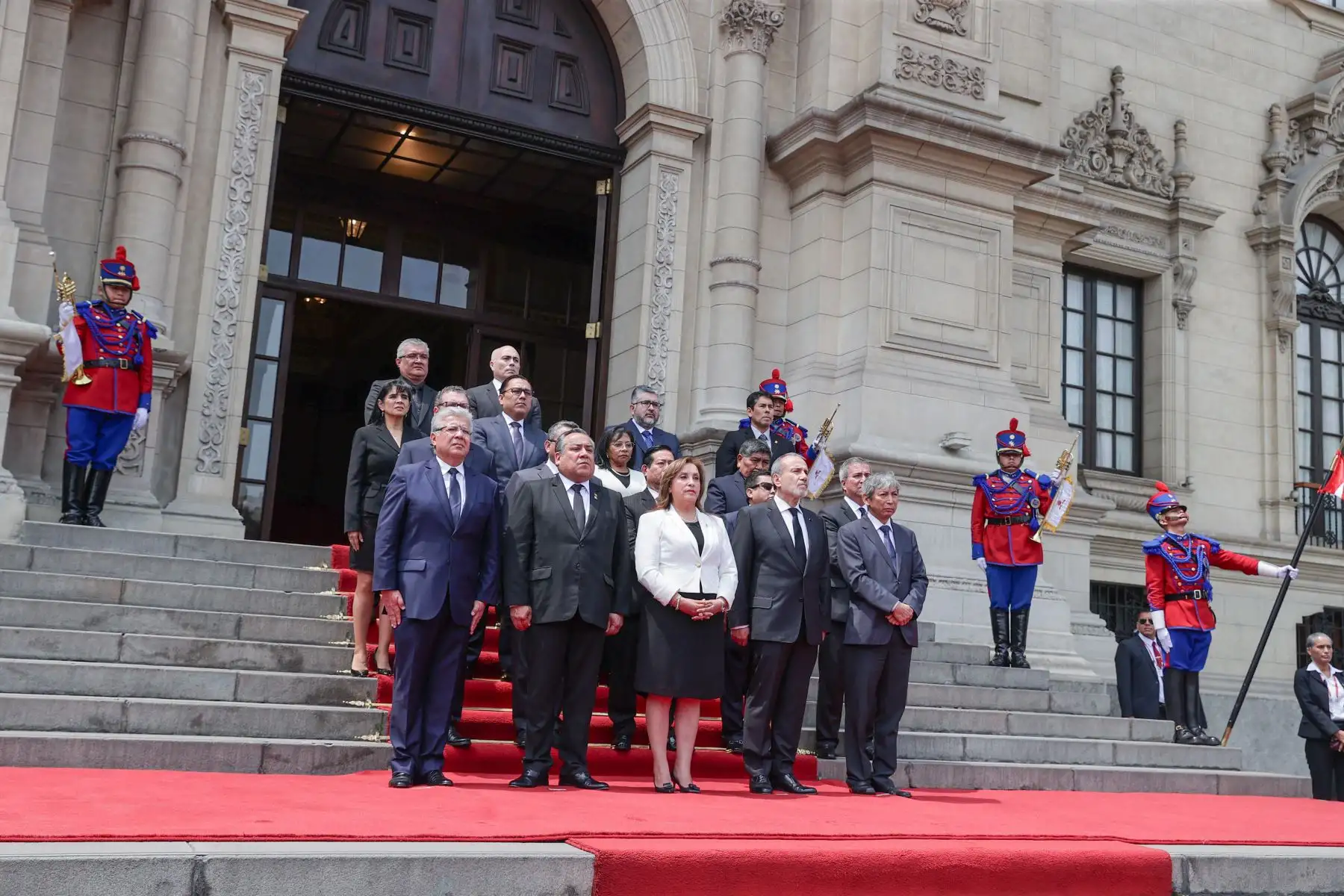 La presidenta de la república, Dina Boluarte Zegarra, recibe el cortejo fúnebre del exjefe de Estado, Alberto Fujimori Fujimori. Foto: ANDINA/Prensa Presidencia