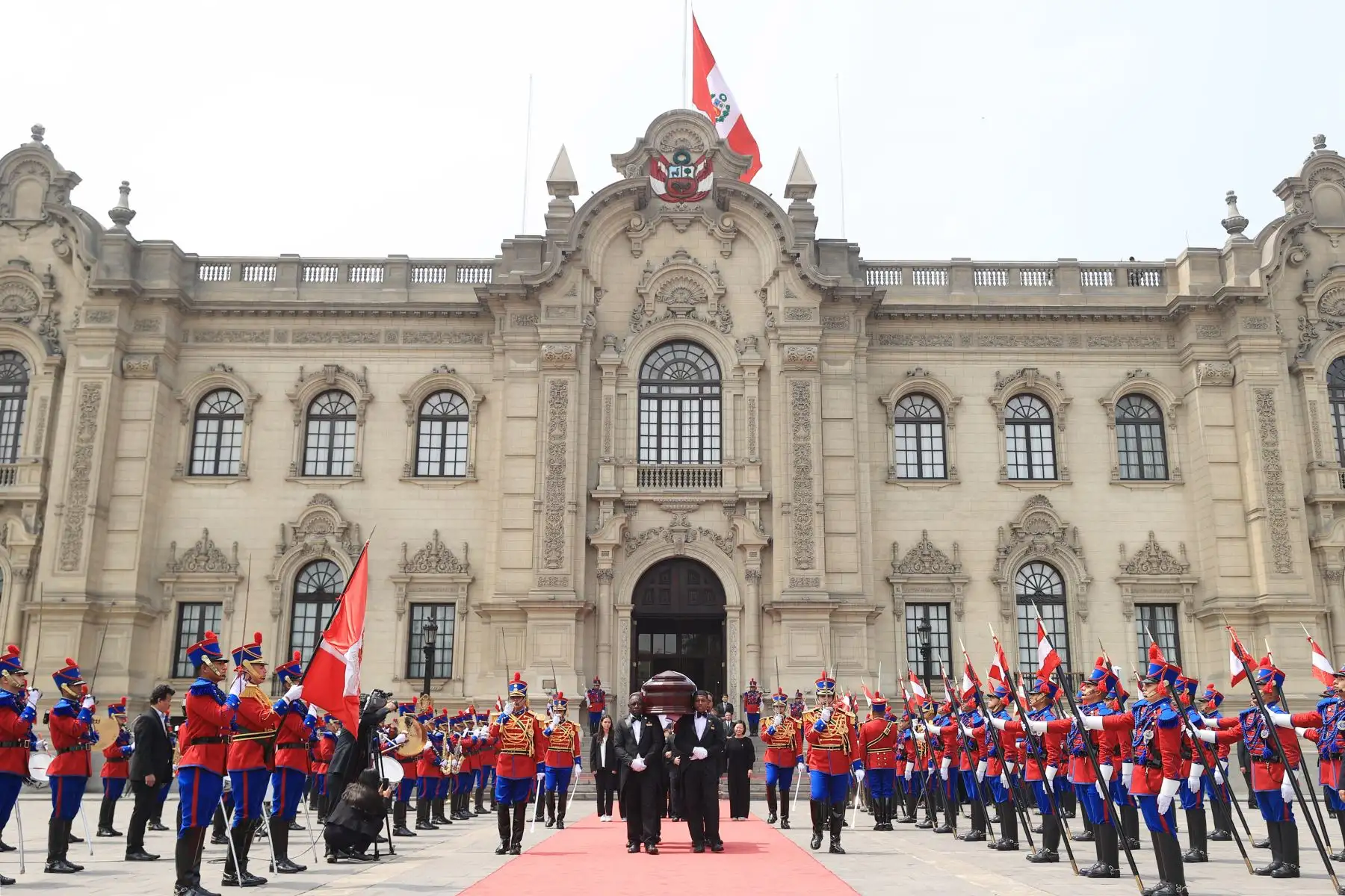 La presidenta de la república, Dina Boluarte Zegarra, recibe el cortejo fúnebre del exjefe de Estado, Alberto Fujimori Fujimori. Foto: ANDINA/Prensa Presidencia