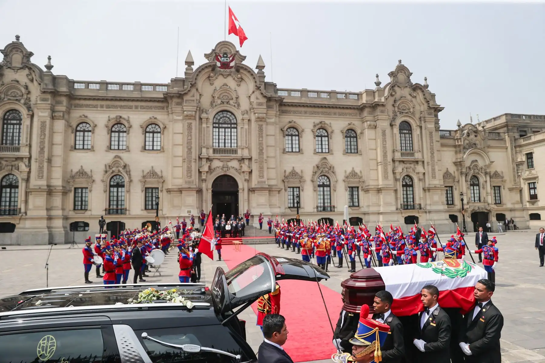 La presidenta de la república, Dina Boluarte Zegarra, recibe el cortejo fúnebre del exjefe de Estado, Alberto Fujimori Fujimori. Foto: ANDINA/Prensa Presidencia