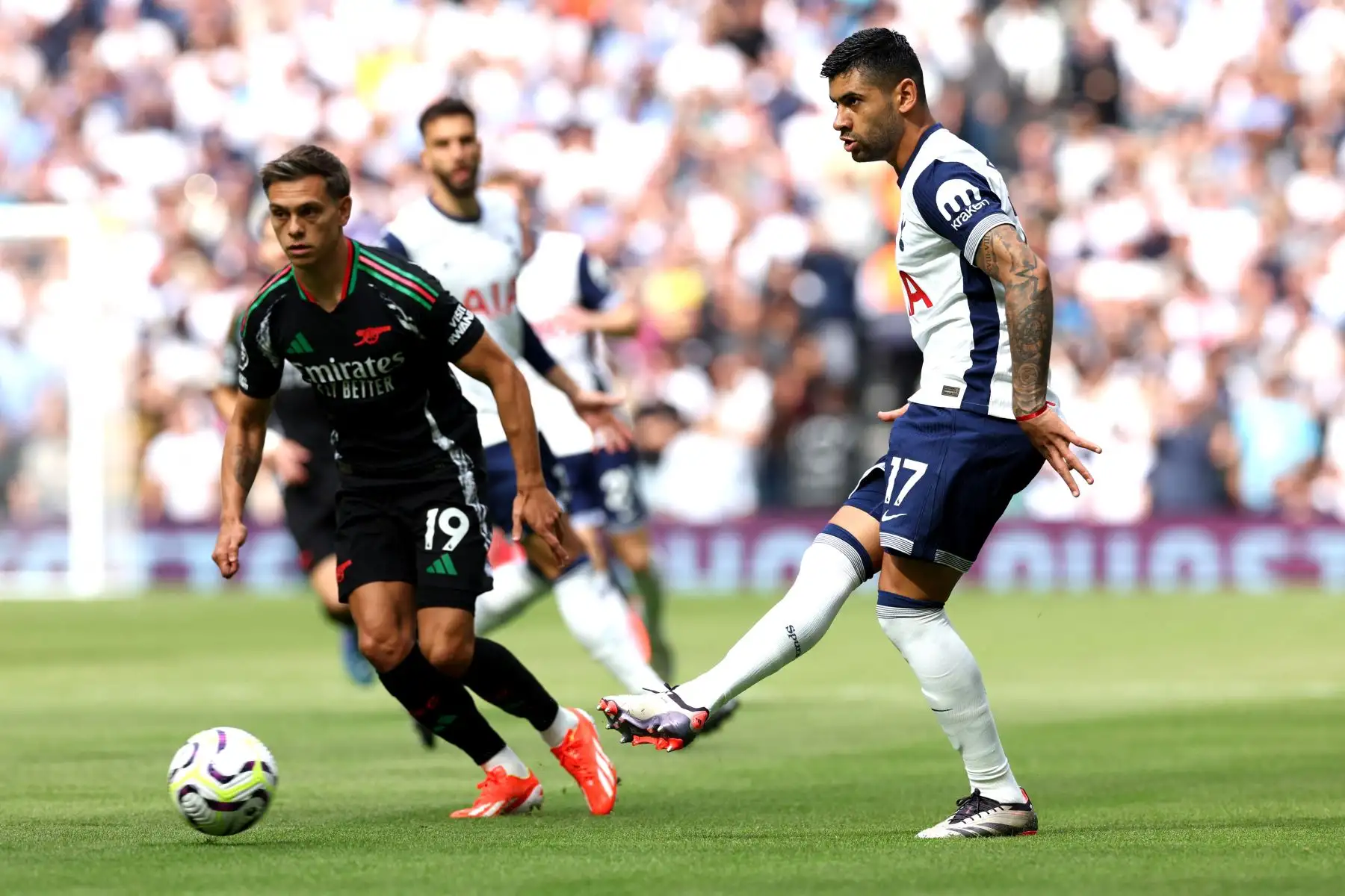 El defensa argentino del Tottenham Hotspur Cristian Romero pasa el balón durante el partido de fútbol de la Premier League inglesa entre el Tottenham Hotspur y el Arsenal en el Tottenham Hotspur Stadium en Londres.
Foto: ANDINA/AFP