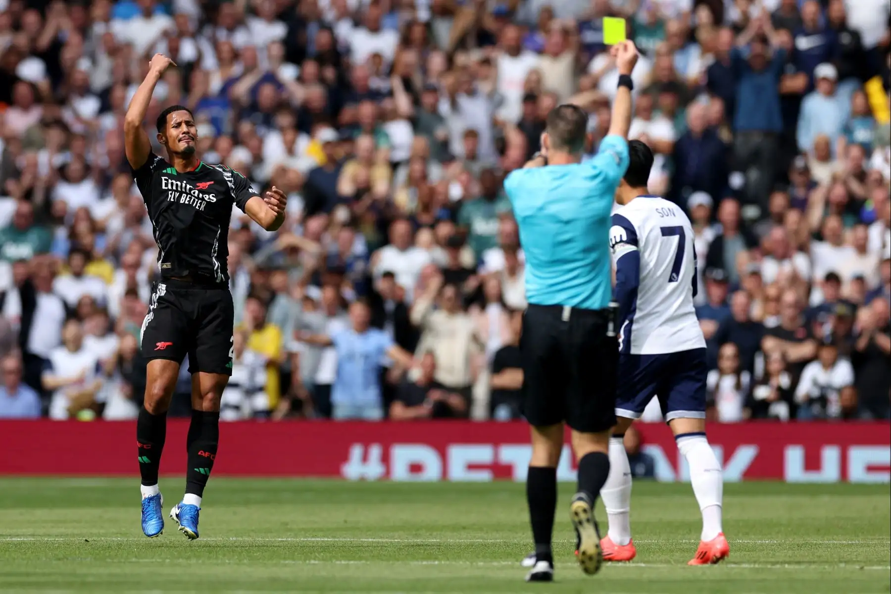 El defensa francés del Arsenal William Saliba reacciona tras recibir una tarjeta amarilla durante el partido de fútbol de la Premier League inglesa entre el Tottenham Hotspur y el Arsenal en el Tottenham Hotspur Stadium en Londres.
Foto: ANDINA/AFP