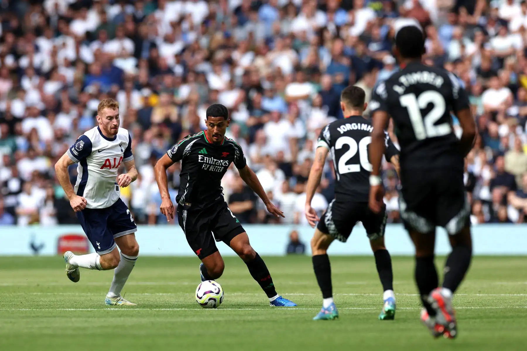 El centrocampista sueco del Tottenham Hotspur Dejan Kulusevski compite por el balón con el defensor francés del Arsenal William Saliba durante el partido de fútbol de la Premier League inglesa entre el Tottenham Hotspur y el Arsenal en el Tottenham Hotspur Stadium en Londres. 
Foto. ANDINA/AFP