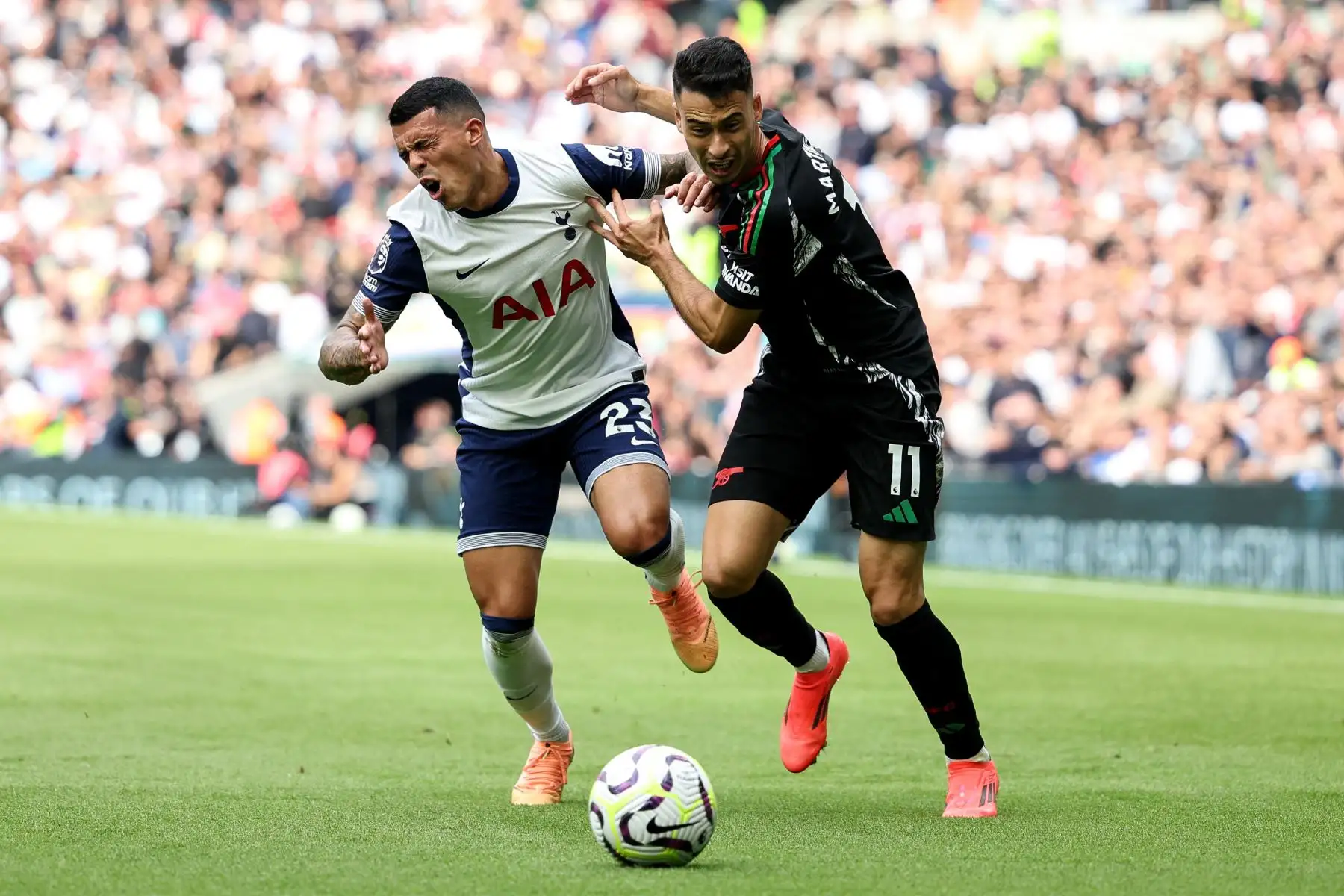 El defensa español del Tottenham Hotspur Pedro Porro compite por el balón con el centrocampista brasileño del Arsenal Gabriel Martinelli durante el partido de fútbol de la Premier League inglesa entre el Tottenham Hotspur y el Arsenal en el Tottenham Hotspur Stadium en Londres. Foto: ANDINA/AFP