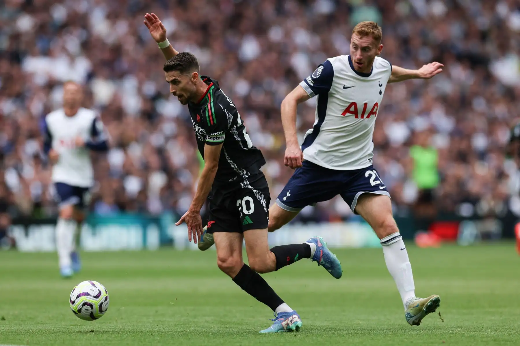 El centrocampista italiano del Arsenal Jorginho compite por el balón con el centrocampista sueco del Tottenham Hotspur Dejan Kulusevski durante el partido de fútbol de la Premier League inglesa entre el Tottenham Hotspur y el Arsenal en el Tottenham Hotspur Stadium en Londres.
Foto: ANDINA/AFP