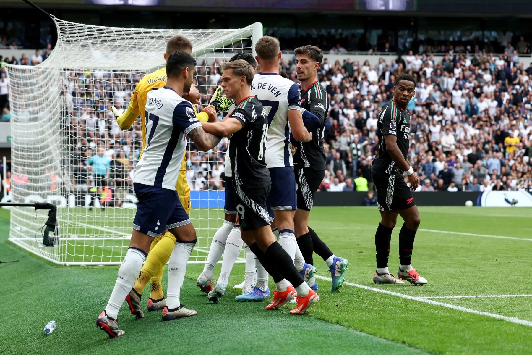 El defensa holandés del Arsenal, Jurrien Timber, mira hacia atrás después de un altercado con el portero italiano del Tottenham Hotspur, Guglielmo Vicario, durante el partido de fútbol de la Premier League inglesa entre el Tottenham Hotspur y el Arsenal en el Tottenham Hotspur Stadium en Londres.
Foto: ANDINA/AFP