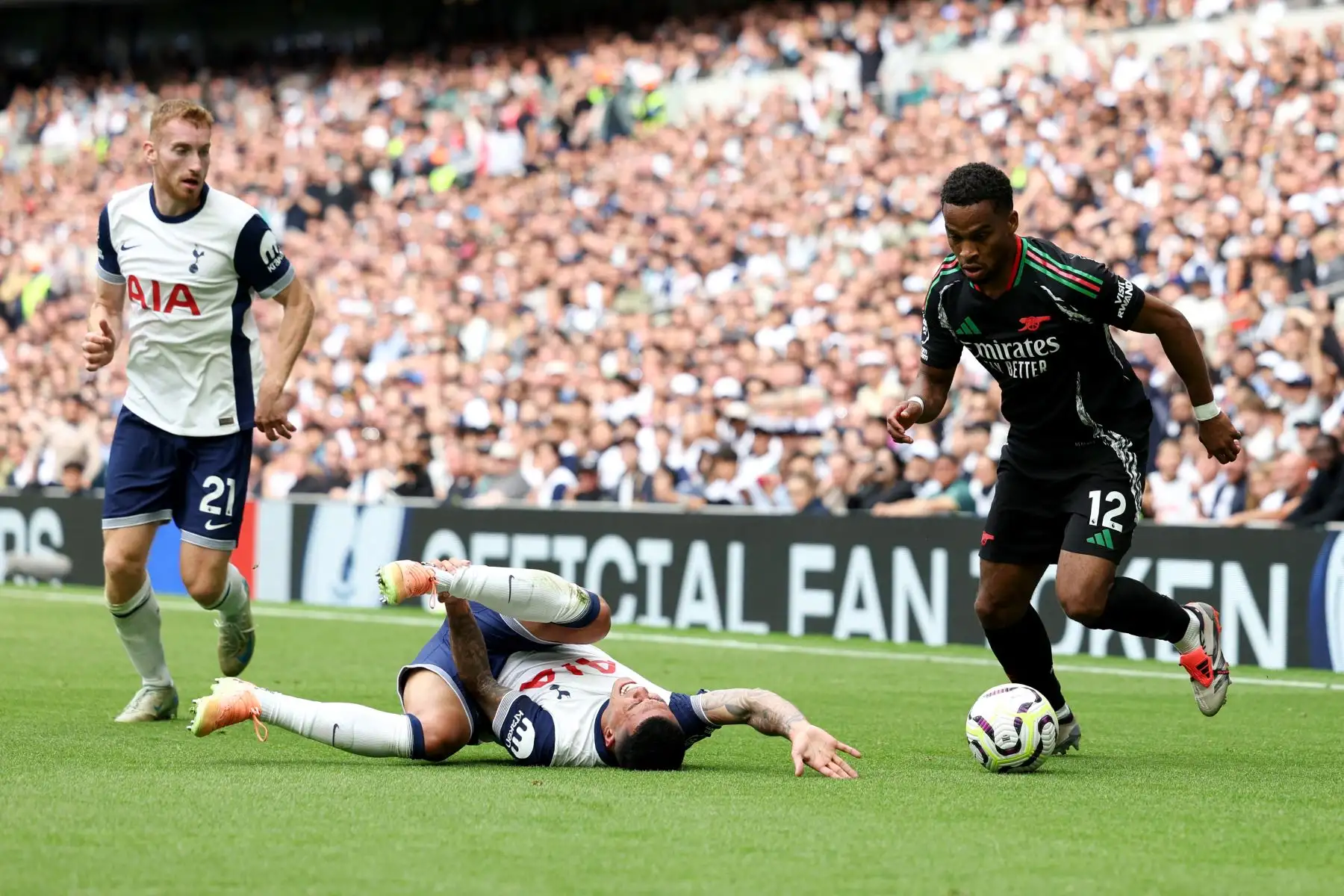El defensa holandés del Arsenal, Jurrien Timber, supera al defensa español del Tottenham Hotspur, Pedro Porro, durante el partido de fútbol de la Premier League inglesa entre el Tottenham Hotspur y el Arsenal en el Tottenham Hotspur Stadium en Londres. Foto: ANDINA/AFP