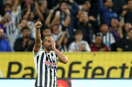 El jugador Hernán Barcos celebra su gol anotado ante el club Carlos Mannucci por la fecha 10 del Torneo Clausura 2024 en el estadio Alejandro Villanueva . Foto: ANDINA/Lino Chipana/Archivo