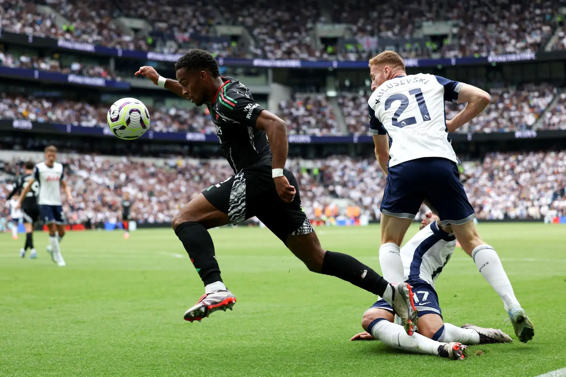 El defensa holandés del Arsenal, Jurrien Timber, supera al centrocampista sueco del Tottenham Hotspur, Dejan Kulusevski, durante el partido de fútbol de la Premier League inglesa entre el Tottenham Hotspur y el Arsenal en el Tottenham Hotspur Stadium en Londres. Foto: ANDINA/AFP