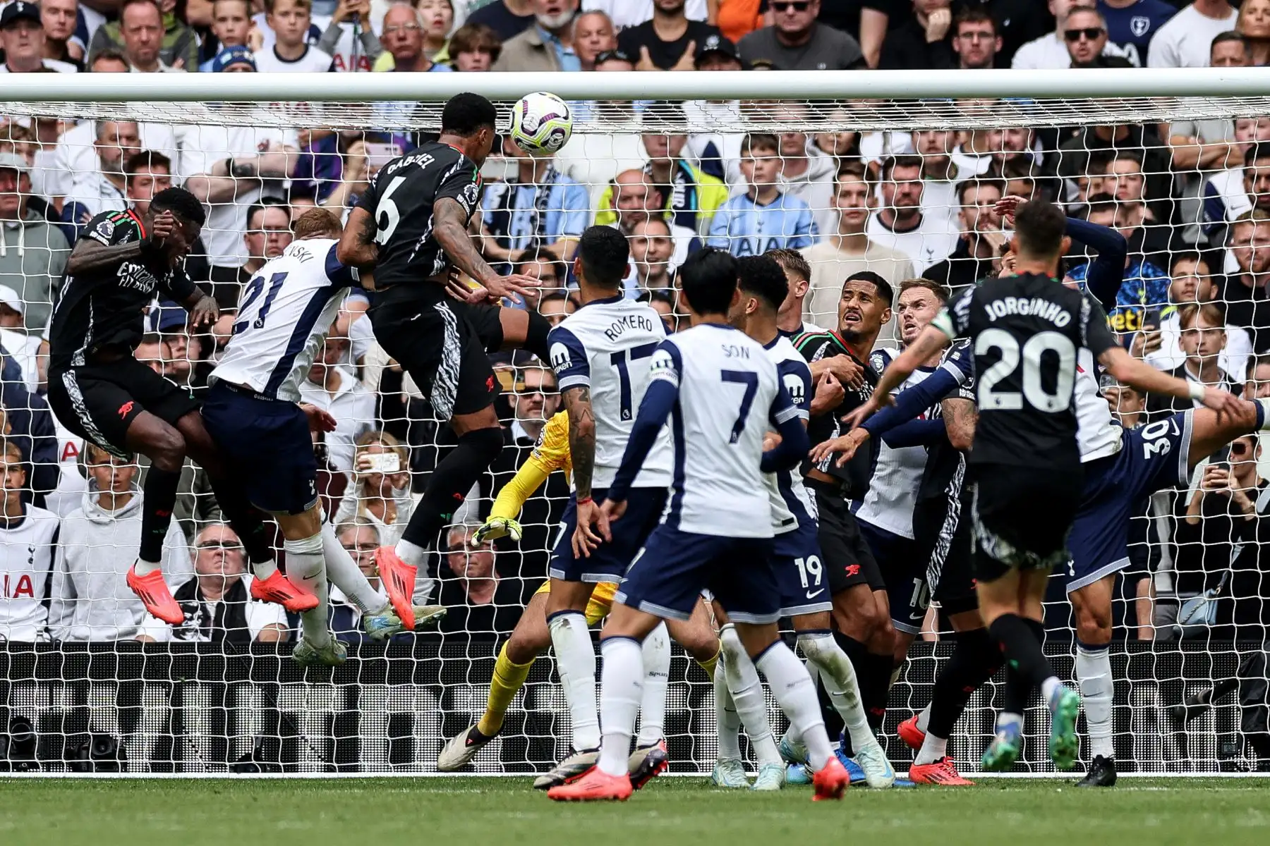 El defensa brasileño del Arsenal, Gabriel Magalhaes, marca el primer gol del equipo durante el partido de fútbol de la Premier League inglesa entre el Tottenham Hotspur y el Arsenal en el Tottenham Hotspur Stadium en Londres.Foto: ANDINA/AFP