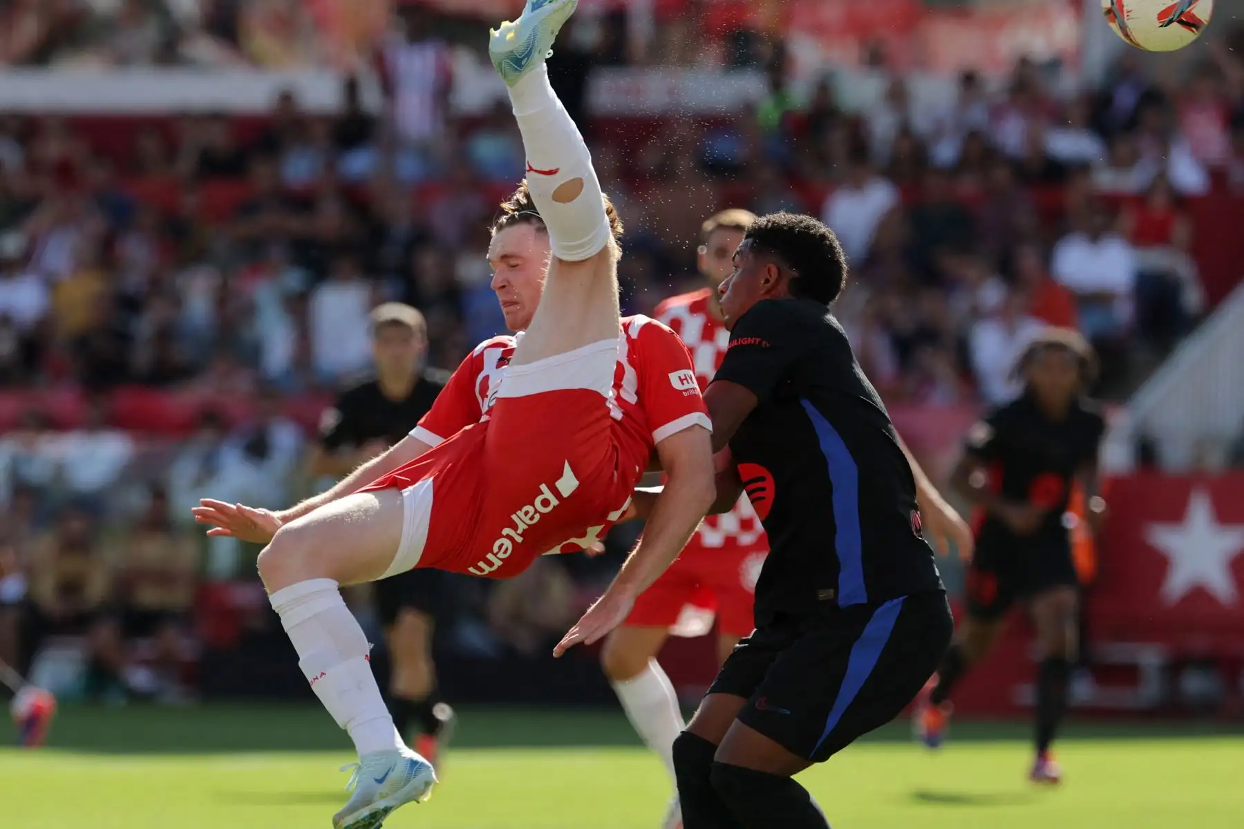 El delantero ucraniano del Girona, Viktor Tsyhankov, patea el balón durante el partido de fútbol de la liga española entre el Girona FC y el FC Barcelona. Foto: ANDINA/AFP