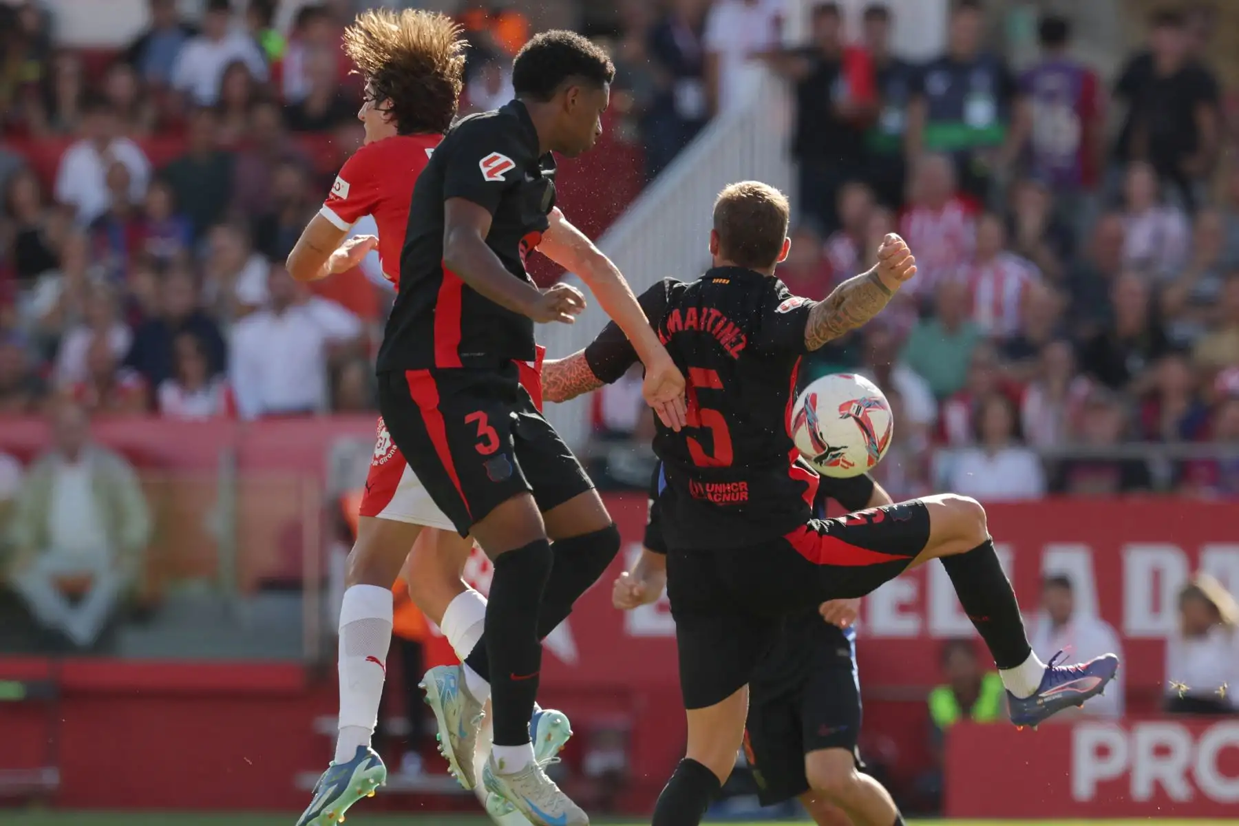 El defensa español del Barcelona, ​​Alex Balde, y el defensa español del Barcelona, ​​Íñigo Martínez Berridi, saltan por el balón durante el partido de fútbol de la liga española entre el Girona FC y el FC Barcelona.  Foto: ANDINA/AFP