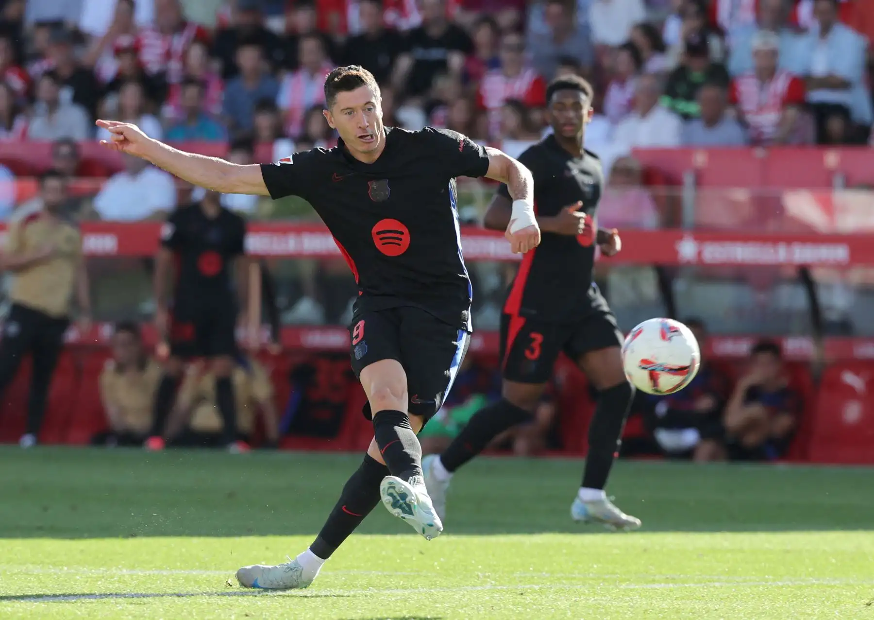 El delantero polaco del Barcelona, ​​Robert Lewandowski, controla el balón durante el partido de fútbol de la liga española entre el Girona FC y el FC Barcelona. Foto. ANDINA/AFP