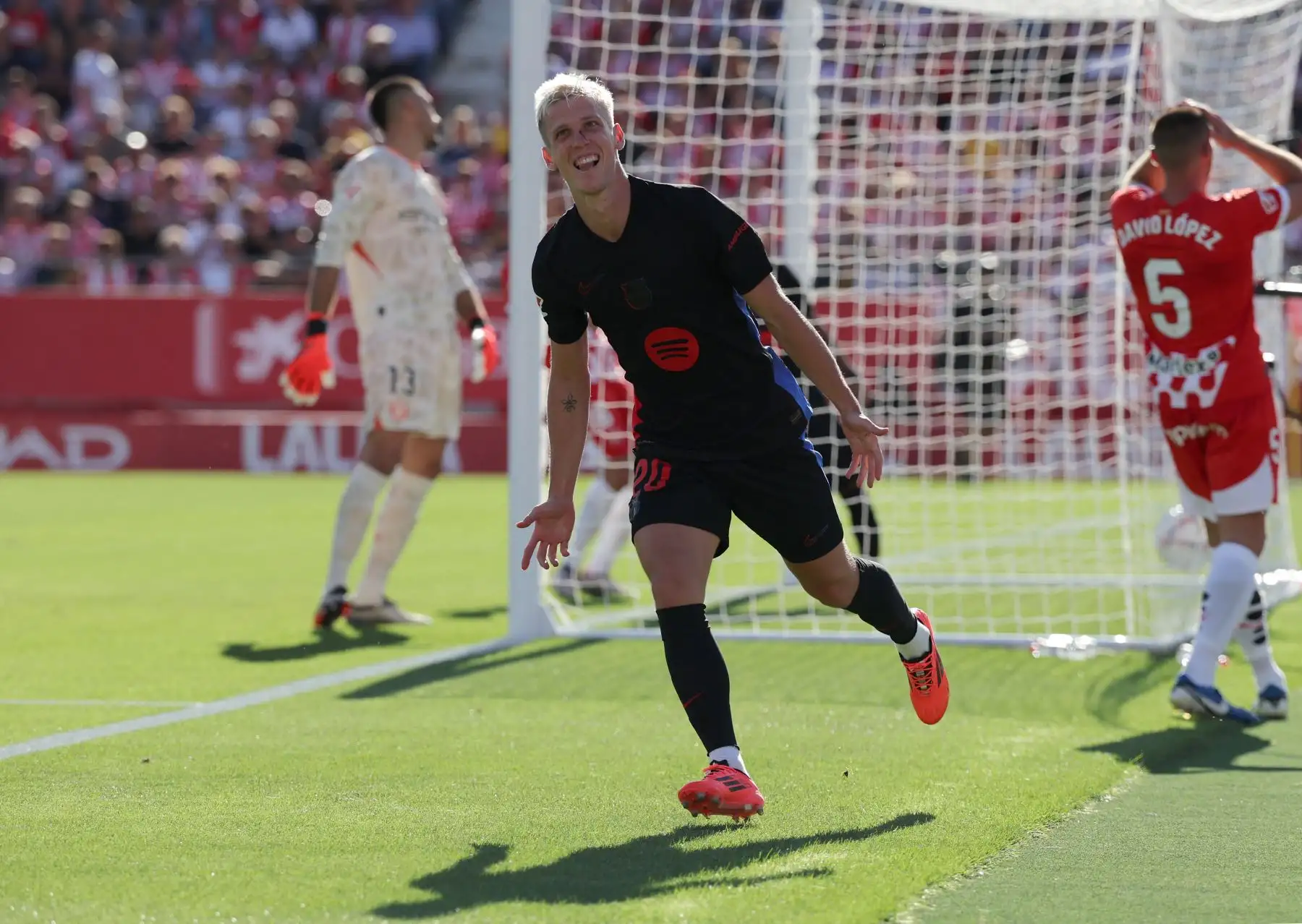 El delantero español del Barcelona, ​​Daniel Olmo, celebra el tercer gol de su equipo durante el partido de fútbol de la liga española entre el Girona FC y el FC Barcelona. Foto. ANDINA/AFP