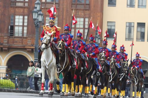 Tradicional Cambio de Guardia en la Plaza Mayor de Lima