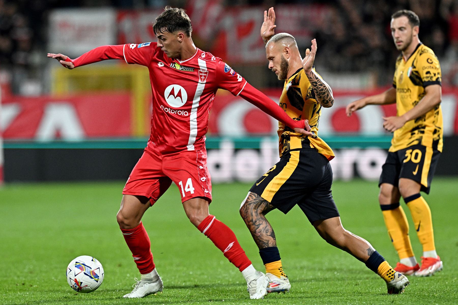 El mediocampista italiano de Monza, Daniel Maldini  compite con el defensor italiano del Inter de Milán, Federico Dimarco durante el partido de fútbol de la Serie A italiana entre el AC Monza y el Inter de Milán en el estadio Brianteo de Monza.
Foto: AFP